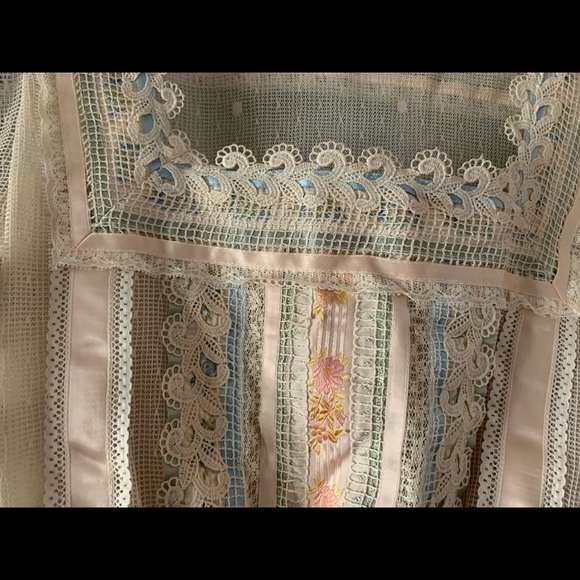 Vintage Top with lace and ribbon detail - Picture 6 of 9